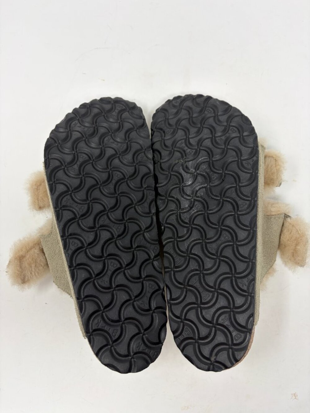 NWOT Birkenstock Shearling Arizona sandals 39 taupe suede cream buckle $165 - Picture 5 of 6